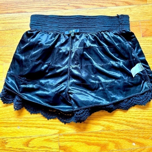 Alt. B Ladies layered crochet black shorts! 🤩 - Picture 7 of 8